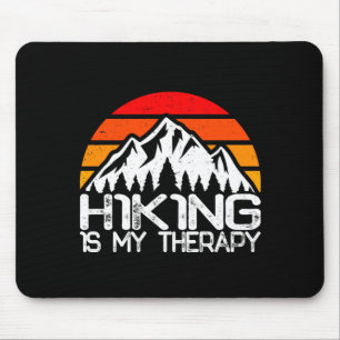 Wandern ist Therapie lustiges Wandern Camping Retr Mousepad