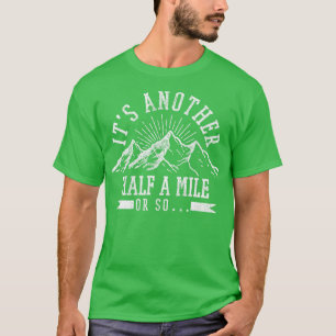Wandern Sie auf einer weiteren halben Meile oder s T-Shirt