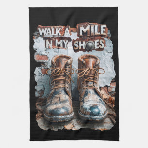 Wandern Sie eine Meile in meinen Schuhen - Inspira Geschirrtuch