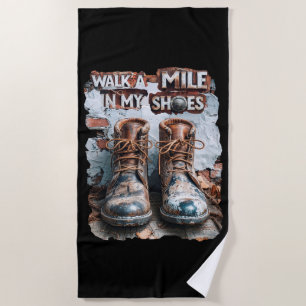 Wandern Sie eine Meile in meinen Schuhen - Inspira Strandtuch