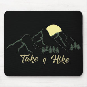 Wandern Sie mit den Pinienbäumen Mousepad