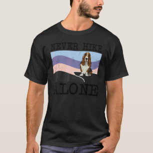Wandern Sie niemals allein Basset Hound Hund Wande T-Shirt