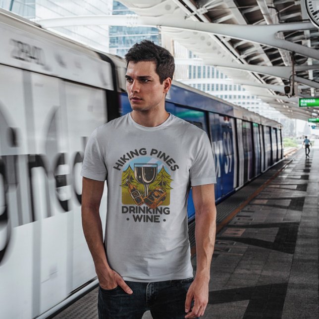 Wandern und Wein trinken T-Shirt (Von Creator hochgeladen)