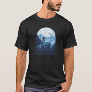 Wandern während Sie im Freien Wildes Erlebnis Cool T-Shirt