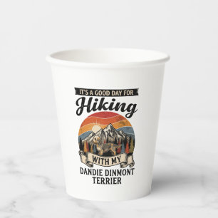 Wandernder Dandie Dinmont Terrier Hund Berg Retro Pappbecher
