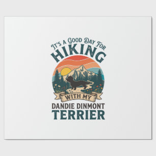 Wandernder Dandie Dinmont Terrier Hund Berge Sonne Geschenkpapier