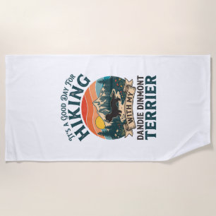 Wandernder Dandie Dinmont Terrier Hund Berge Sonne Strandtuch