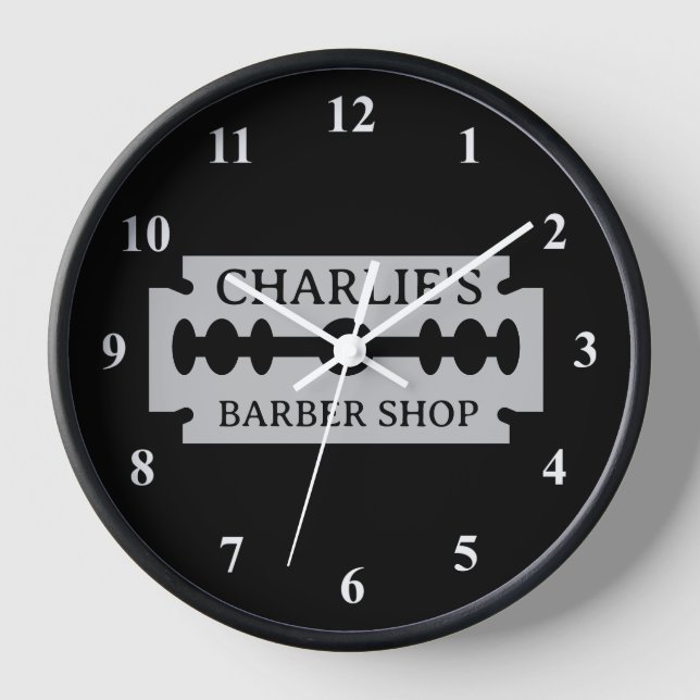 Wanduhr aus der Barbertraberei mit Rasierklingen (Vorderseite)