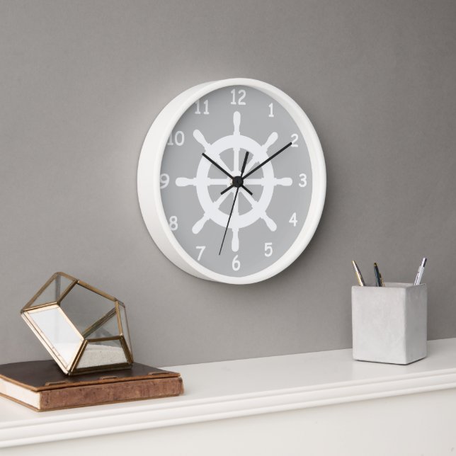 Wanduhr für nautisches Logo auf klassischem Holzsc (Büro)