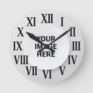 Wanduhr mit römischen Ziffern mit Foto und Namen