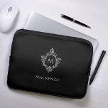 Wappen Black Gray Monogram Name Vintag Monochrome Laptopschutzhülle<br><div class="desc">Ein Schwarz-Silber-Design mit dem Monogramm Initial in einem Vintagen Wappen, empfohlen für einen Mann. Das Wappen ist Imitate silberne Folie, der Hintergrund ist schwarz. Unter dem Wappen befindet sich der Name in grauen Kappen. Das Vintage Wappen aus einer alten Buchbinderei aus dem Buch "Rust, Smut Mildew & Mold" aus dem...</div>