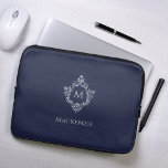 Wappen Navy Blue Vintag Elegante Monogramm und Nam Laptopschutzhülle<br><div class="desc">Ein marineblau-silbernes Design mit dem Monogramm in einem Vintagen Wappen, empfohlen für einen Mann. Das Wappen ist Imitate silberne Folie, der Hintergrund ist marineblau. Unter dem Wappen befindet sich der Name in grauen Kappen. Das Vintage Wappen aus einer alten Buchbinderei aus dem Buch "Rust, Smut Mildew & Mold" aus dem...</div>