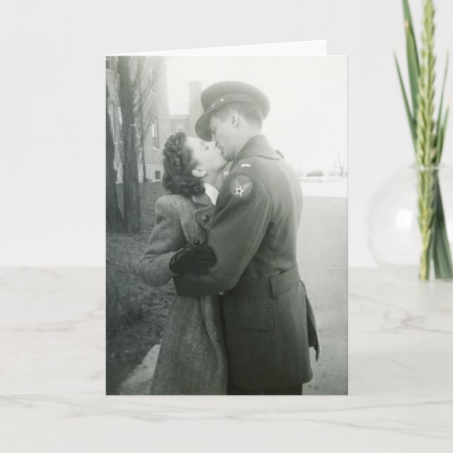 War Kissing Couple Vintag Karte (Vorderseite)