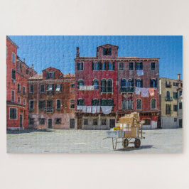 Warenkorb mit Kartons in Venedig