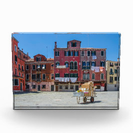 Warenkorb mit Kartons in Venedig Fotoblock