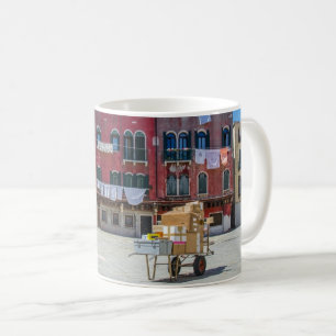Warenkorb mit Kartons in Venedig Kaffeetasse