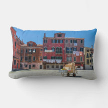 Warenkorb mit Kartons in Venedig