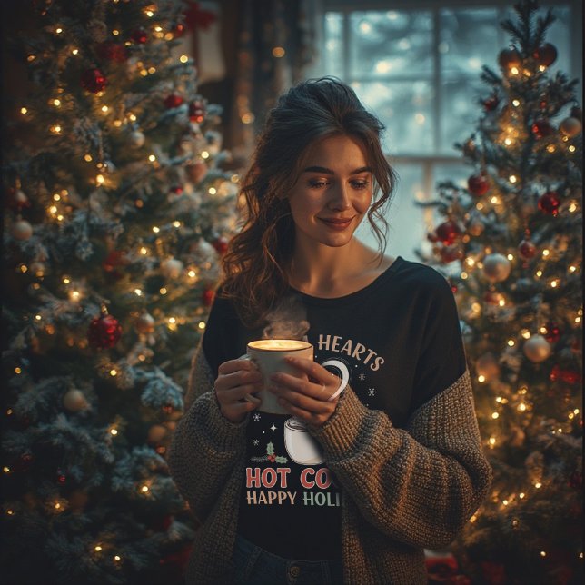 Warm Hearts Hot Cocoa Happy Holidays – Cozy T-Shirt (Von Creator hochgeladen)
