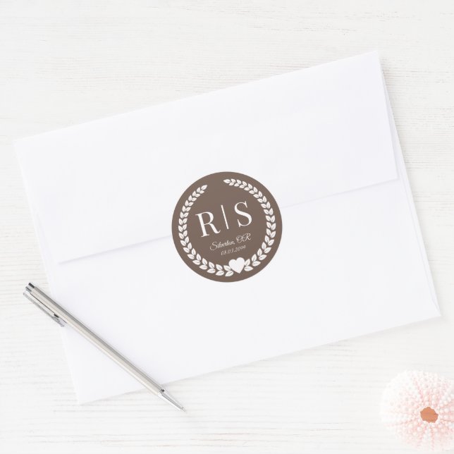 Warm Mocha Brown Wedding Monogram Initials Runder Aufkleber (Umschlag)