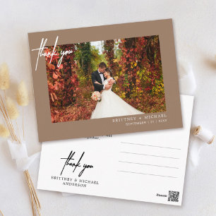 Warme braune moderne Schrift Foto-Hochzeits-Dankes Postkarte