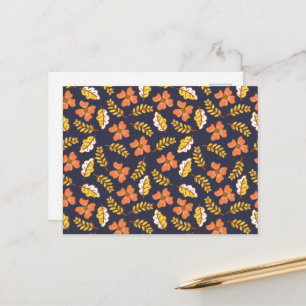Warme fallende Herbstblätter mit Blumen Postkarte