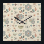 Warme Natur Blume Mitte des Jahrhunderts Modernes  Quadratische Wanduhr<br><div class="desc">Die inspirierte Uhr aus der Mitte des 20. Jahrhunderts ist perfekt für den Akzent,  den Sie suchen,  um einen entspannten Erdton mitten im Jahrhundert zu erleben.</div>
