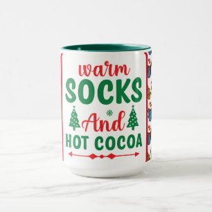 Warme Socken und heiße Kakao-Tasse Tasse