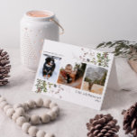 Warme Winter 3-Foto-Ferienkarte für Warmherzige Wü Feiertagskarte<br><div class="desc">'Das ist die Jahreszeit, um Freude zu verbreiten, und wie kann man das besser machen als mit der eigenen Familienurlaubskarte? In diesem Jahr können Sie über die traditionelle Karte hinaus gehen und Ihren Stil mit einer festlichen Warmest Wishings Trendy Winter Berry Botanical Foto Holiday Card zeigen. Diese einzigartige Karte zeigt...</div>