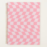 Warmer Karo Retro Checkerboard Pink Lilac Patten Planer<br><div class="desc">Coole Schachbretter in Pastellviolett und Pastellrosa. Ein nettes Retro psychedelisches Design, das Sie in das Wunderland führt. Verdrilltes, gewelltes, verdrilltes Schachbrett, verdrillte Karos, verschmutzte Studentenplaner im Studentenwohnheim.</div>
