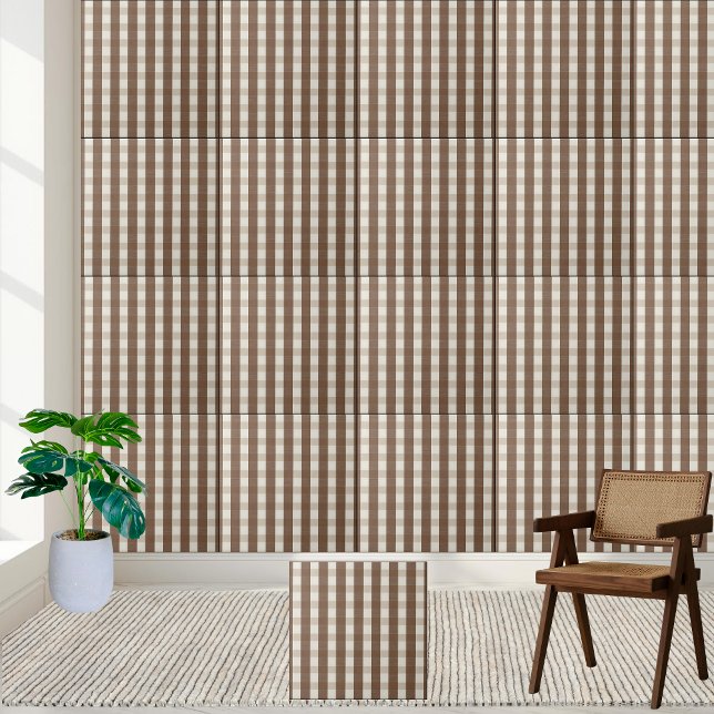 Warmes braunes und weißes Schachbrettmuster Fliese (Warm Brown and White Checkered Gingham Pattern Ceramic Tile)