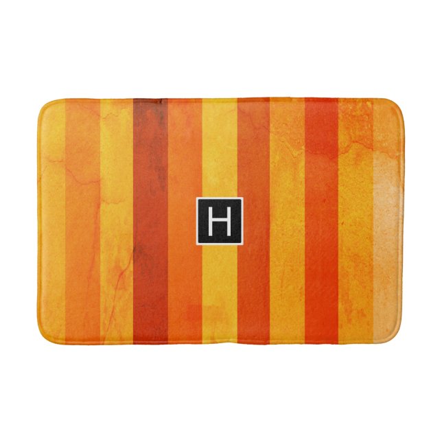 Warmes, gewittertes Orange Red Stripes Monogramm Badematte (Vorderseite)