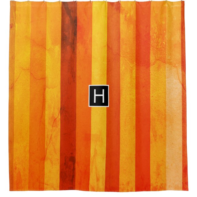 Warmes, gewittertes Orange Red Stripes Monogramm Duschvorhang (Vorderseite)