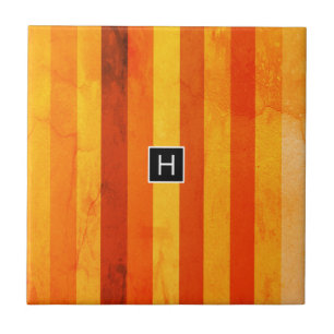 Warmes, gewittertes Orange Red Stripes Monogramm Fliese