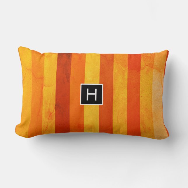 Warmes, gewittertes Orange Red Stripes Monogramm Lendenkissen (Vorderseite)