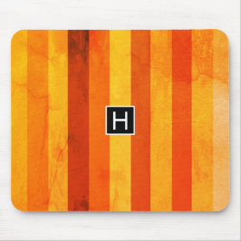 Warmes, gewittertes Orange Red Stripes Monogramm Mousepad