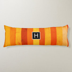 Warmes, gewittertes Orange Red Stripes Monogramm Seitenschläferkissen