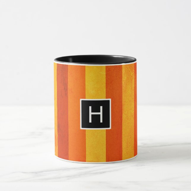 Warmes, gewittertes Orange Red Stripes Monogramm Tasse (Zentrum)