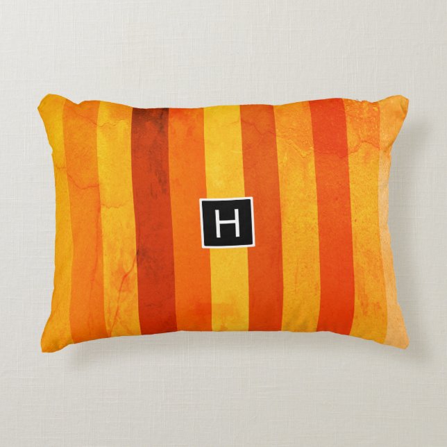 Warmes, gewittertes Orange Red Stripes Monogramm Zierkissen (Vorderseite)