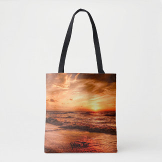 Warmes Golden Orange Sonnenuntergang über dem Ozea Tasche