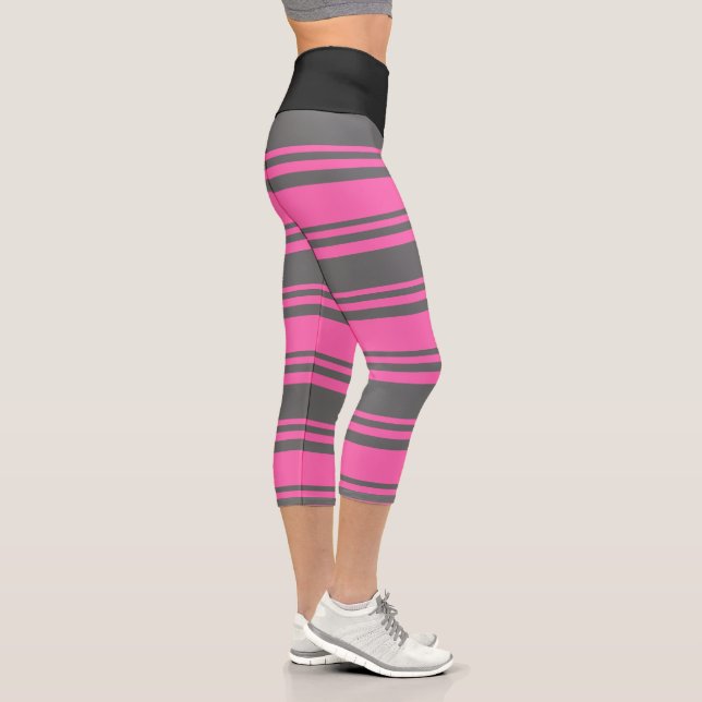 Warmes rosa und dunkelfarbenes Muster Capri Leggings (Rechts)