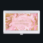 Warmes Rosa, weißes und goldenes Foil Marmor Visitenkarten Dose<br><div class="desc">Hot Pink, White and Gold Foil Sparkle Marmor Minimalistischer Visitenkartenhalter mit handgeschriebenem Golddruck für das Monogramm. Der moderne Hot Pink, White und Gold Foil Sparkle Marmor Swirl Business Card Holder ist perfekt für jeden Beruf. Wenn Sie den Namenstext benötigen, der nicht Ihren Bedürfnissen entspricht, wenden Sie sich bitte an den...</div>