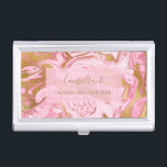 Warmes Rosa, weißes und goldenes Foil Marmor Visitenkarten Dose<br><div class="desc">Hot Pink, White and Gold Foil Sparkle Marmor Minimalistischer Visitenkartenhalter mit handgeschriebenem Golddruck für das Monogramm. Der moderne Hot Pink, White und Gold Foil Sparkle Marmor Swirl Business Card Holder ist perfekt für jeden Beruf. Wenn Sie den Namenstext benötigen, der nicht Ihren Bedürfnissen entspricht, wenden Sie sich bitte an den...</div>