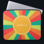 Warmes Sommer Personalisiert Name Farbrad Laptopschutzhülle<br><div class="desc">Helle und farbenfrohe Laptop-Hülle: Farbradmuster in warmen Sommerfarben von Grüntönen,  Orange und Rot. Passen Sie dies an,  indem Sie den Platzhalter-Text einfach ersetzen,  um Ihren Text hinzuzufügen. Für weitere Optionen,  wie zum Beispiel den Schriftart und seine Größe ändern,  klicken Sie auf die Schaltfläche "Anpassen".</div>