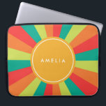 Warmes Sommer Personalisiert Name Farbrad Laptopschutzhülle<br><div class="desc">Helle und farbenfrohe Laptop-Hülle: Farbradmuster in warmen Sommerfarben von Grüntönen,  Orange und Rot. Passen Sie dies an,  indem Sie den Platzhalter-Text einfach ersetzen,  um Ihren Text hinzuzufügen. Für weitere Optionen,  wie zum Beispiel den Schriftart und seine Größe ändern,  klicken Sie auf die Schaltfläche "Anpassen".</div>