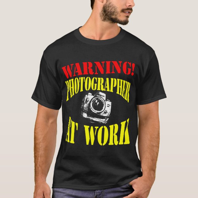 WARNING! Fotograf bei der Arbeit - nur dunkle T-Shirt (Vorderseite)