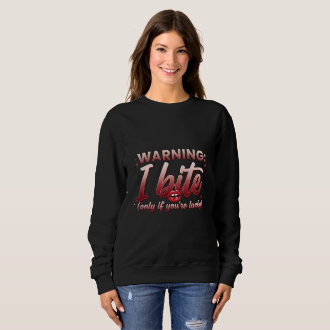 Warning: I Bite (Only If You’re Lucky) – sassy  Sweatshirt (Vorne ganz)