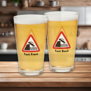 Warnschild am Kai Glas
