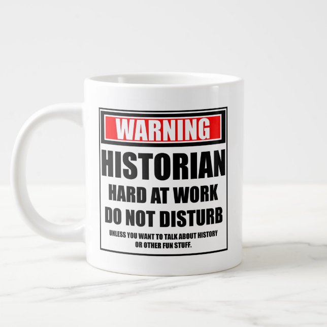 Warnung an Historiker bei der Arbeit stört nicht Jumbo-Tasse (Links)