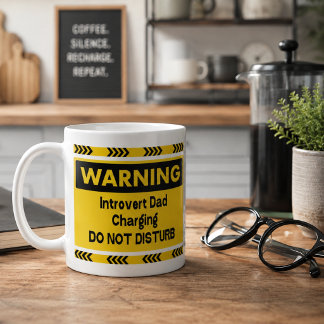 Warnung an introvertierten Vater beim Aufladen Lus Kaffeetasse