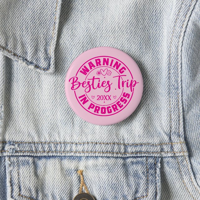 Warnung Besties Trip in Progress Magenta auf Rosa Button (Von Creator hochgeladen)